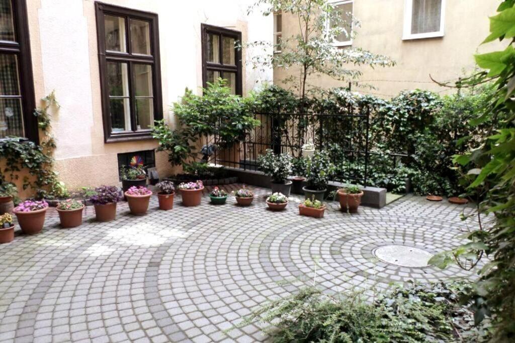 Park Danubes View Central Market Budapest Bagian luar foto